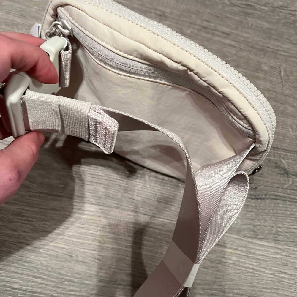 *Last1*NWT Lululemon Everywhere Belt Bag - White - Picture 10 of 13